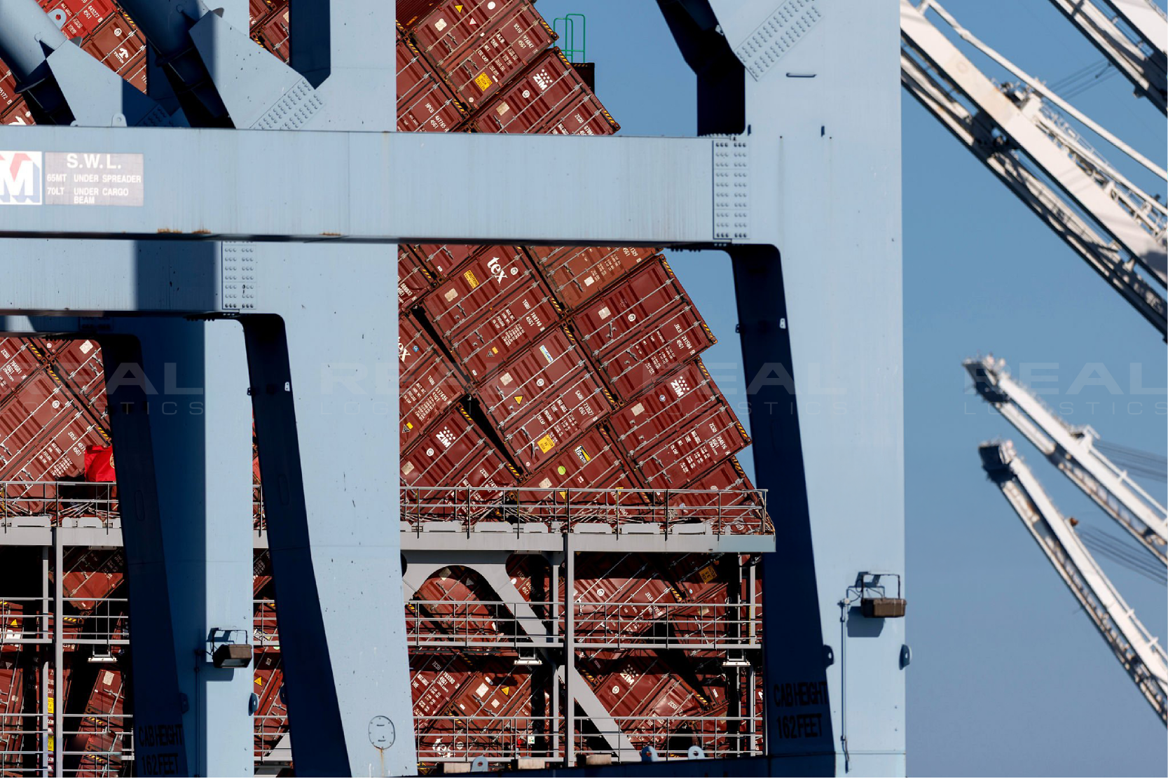 67-container-roi-tu-tau-zim-mississippi-tai-cang-long-beach (7).webp